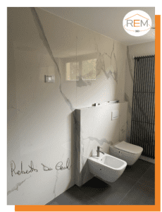 bagno con piastrelle XXL