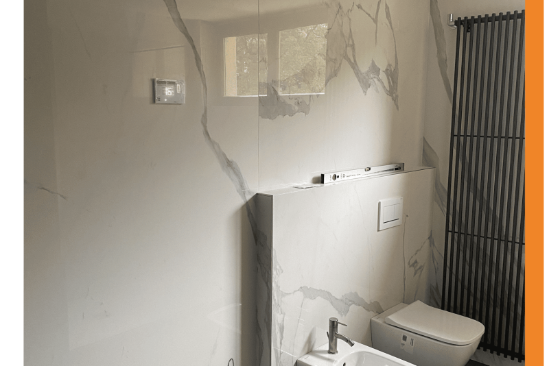 bagno con piastrelle XXL